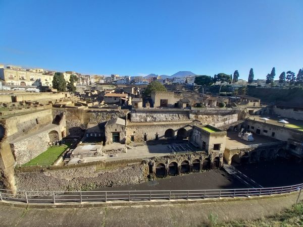 Con Amici di Pompei alla scoperta del Santuario di Venere e del fronte mare