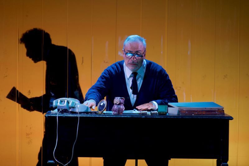Enzo Decaro in scena con Non è vero ma ci credo di Peppino De Filippo al teatro Cilea