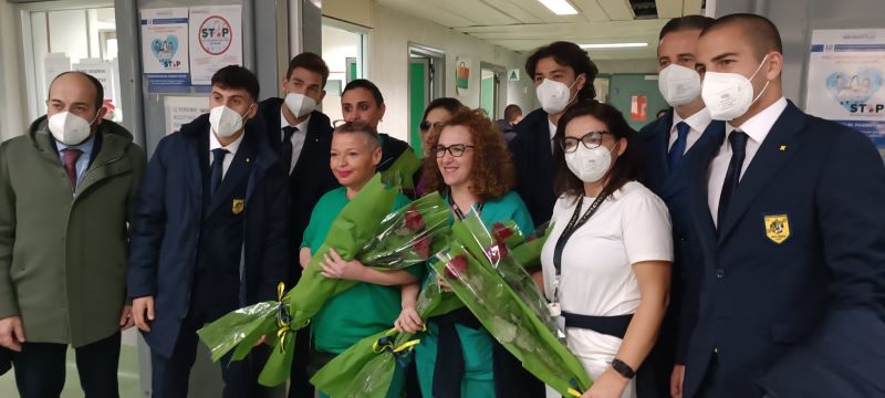 Dalla Juve Stabia doni ai bambini e rose alle infermiere dell’ospedale San Leonardo