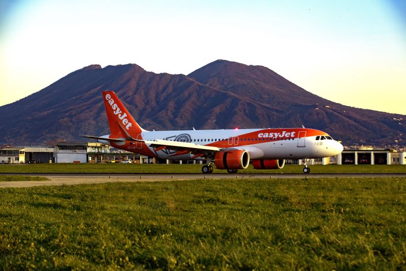 EasyJet basa il suo ottavo aereo a Napoli, Lagorio: Mai così grandi in Campania