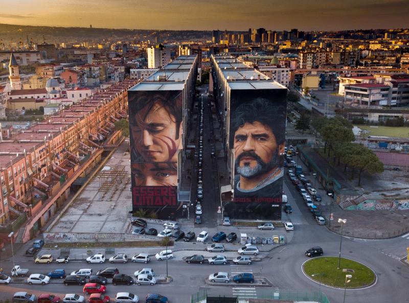 Murale di Maradona a Taverna del Ferro: confronto tra Manfredi e Jorit