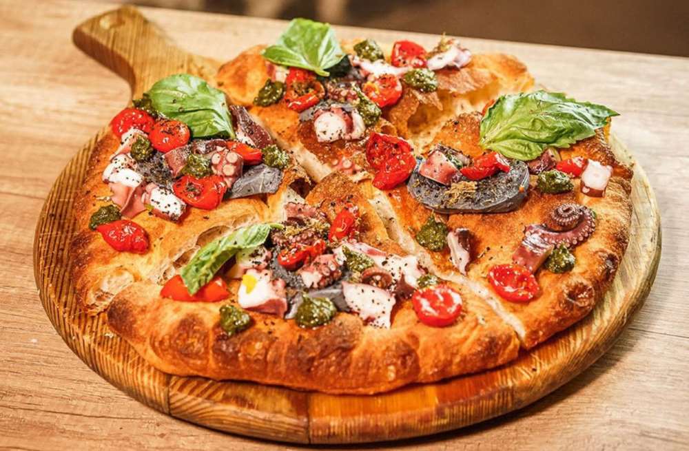 Da Zerottantuno Bella Napoli la pizza con polpo ‘Fake Luciana’ è servita