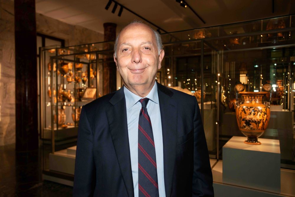 Castellabate: Vittorio Sgarbi premia Francesco Tavassi come imprenditore mecenate