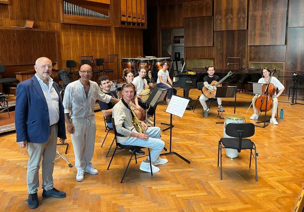 Sette studenti del Conservatorio di Napoli con Ciccio Merolla danno vita al Concerto per Kimbo
