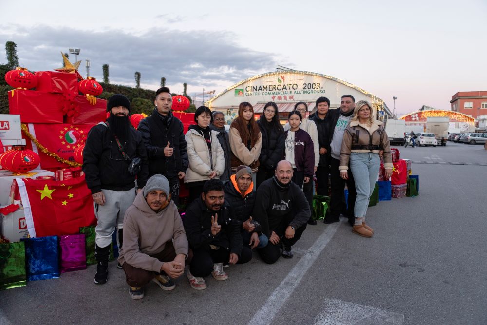 Solidarietà della comunità cinese: Cinamercato dona giocattoli e abbigliamento per i bisognosi