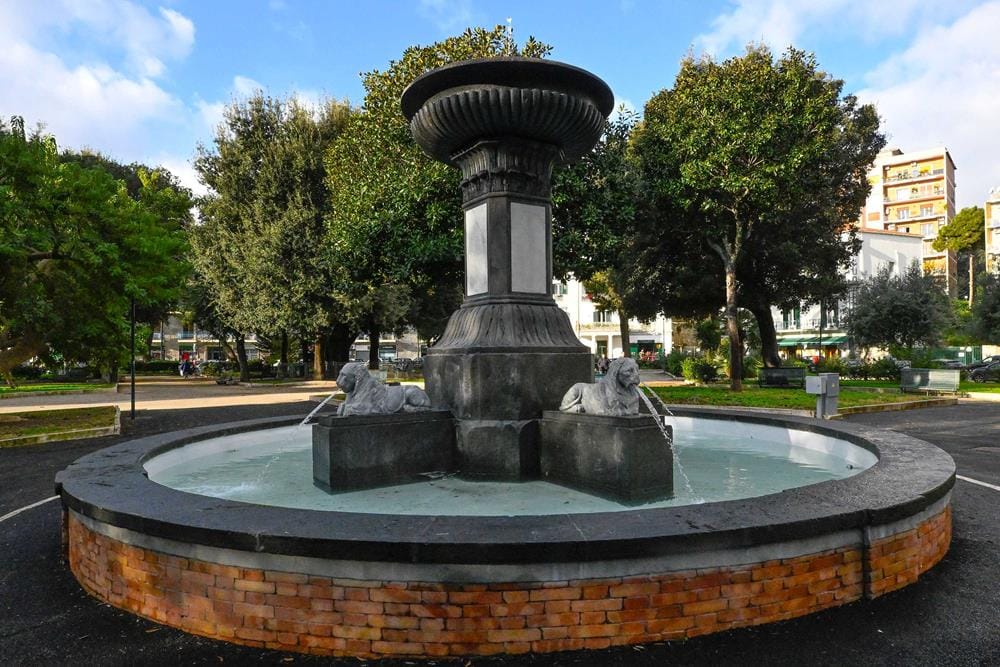 Restaurata la Fontana degli Incanti a Posillipo: dopo quarant’anni ritrovati i leoni decorativi