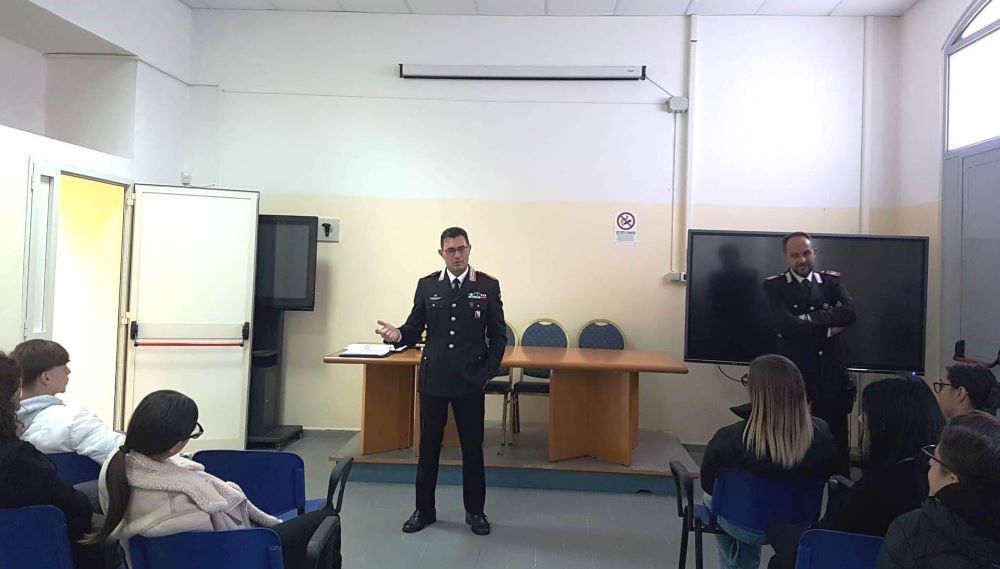 Legalità a scuola: i Carabinieri incontrano gli studenti dell’Alberghiero Ferraioli di Napoli