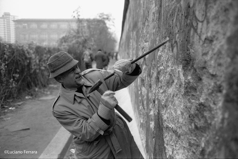 Il Sabato della Fotografia alla Sala Assoli: Luciano Ferrara racconta il crollo del Muro di Berlino