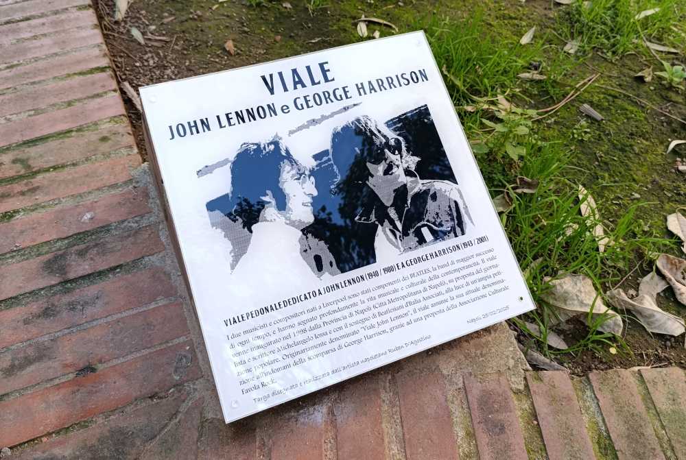 Rinasce viale John Lennon e George Harrison a Napoli: nuova targa dopo l’atto vandalico