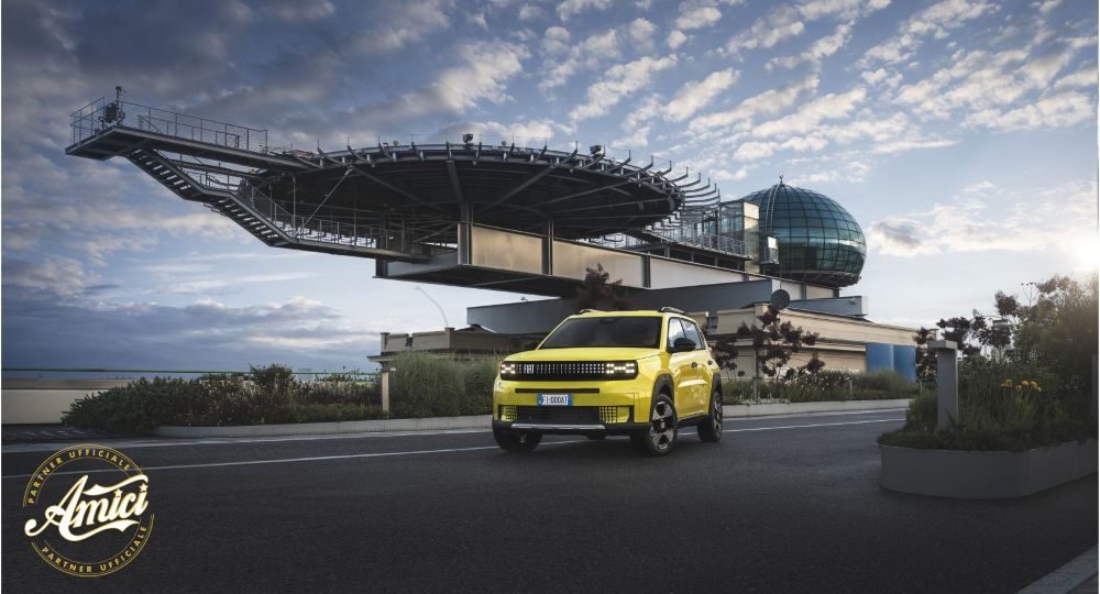 Fiat Grande Panda accanto ad Amici: partnership per dare voce ai giovani talenti italiani