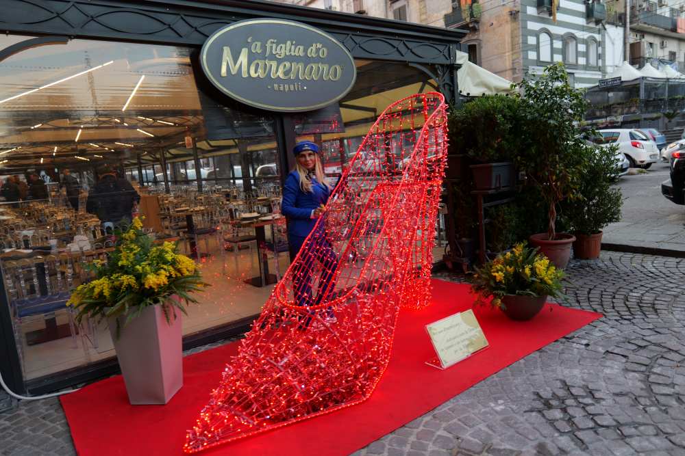 La scarpa rossa d”A Figlia d’o Marenaro: Assunta Pacifico, un’installazione simbolica per l’8 marzo