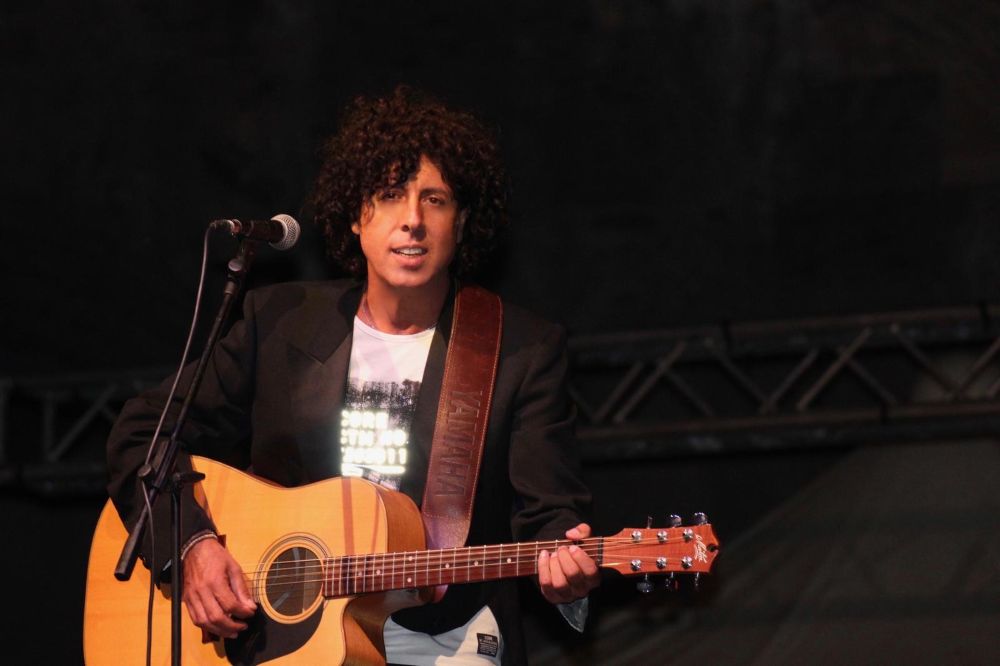 Blandizzi inaugura il tour “Sembra tutto normale” al Teatro Acacia di Napoli il 30 aprile 2025
