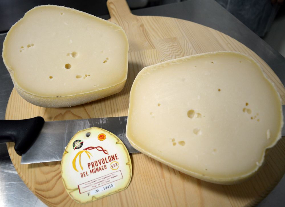 Taglieri della Pasqua ricchi di gusto: trionfa il Provolone del Monaco DOP