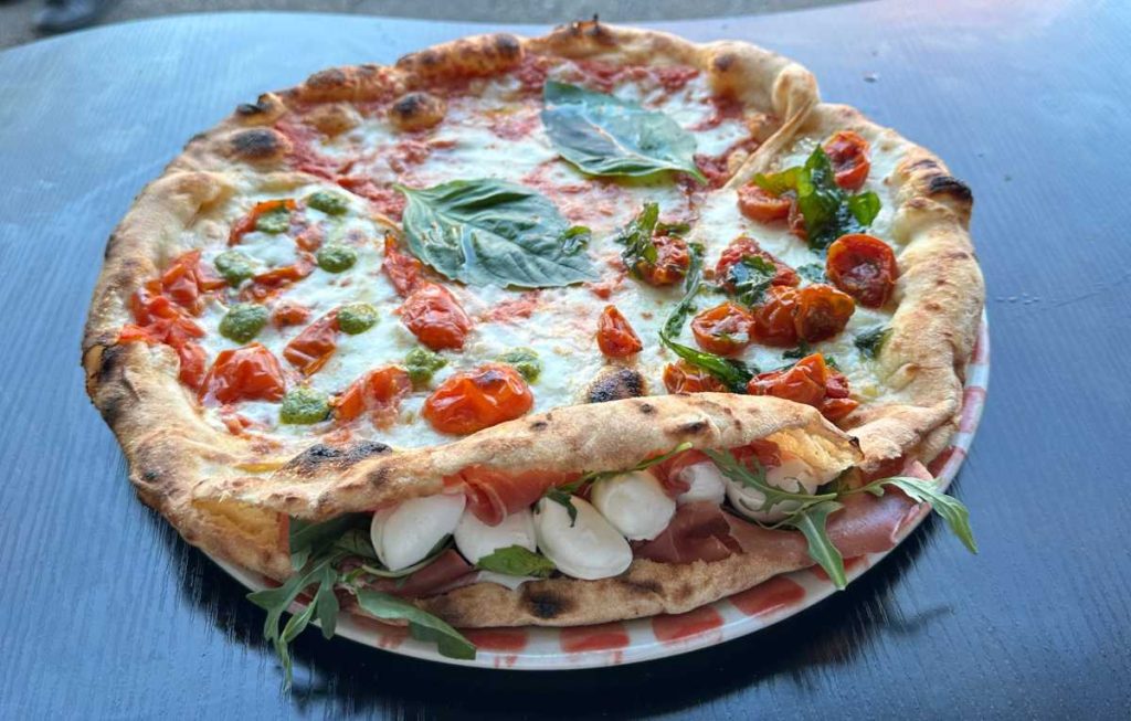 Pizza ‘Conte sono 4’: l’omaggio di Errico Porzio al quarto scudetto del Napoli e ad Antonio Conte
