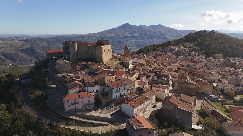 35 Borghi imperdibili della Campania: la guida di Cristina Celli tra identità, turismo lento e sostenibilità