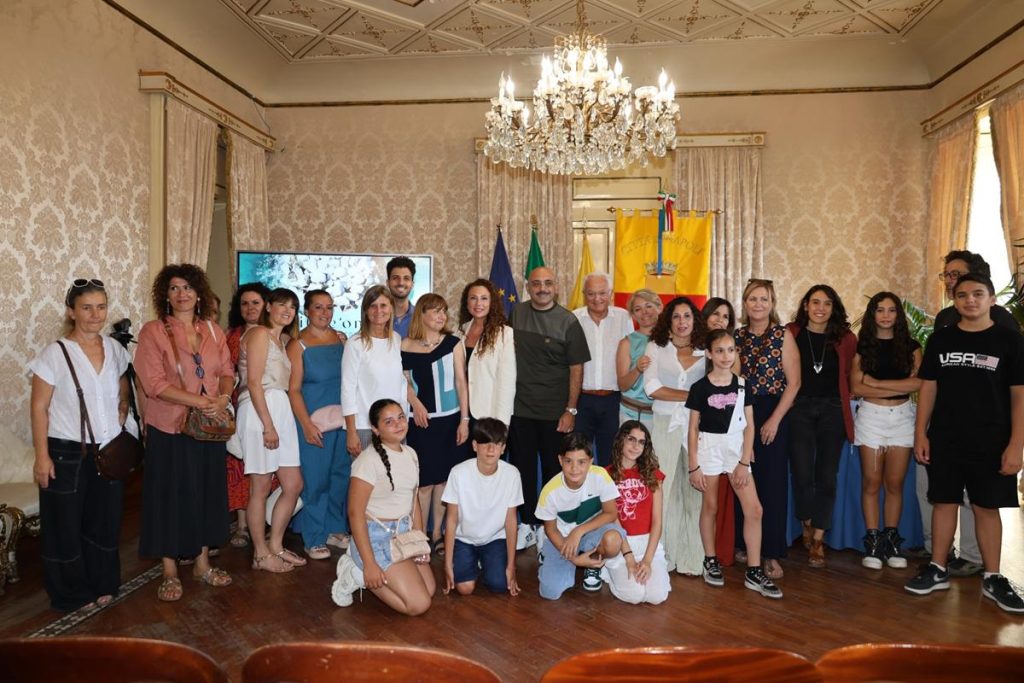 Chi tene ’o mare: a Napoli la nuova campagna ambientale con testimonial d’eccezione