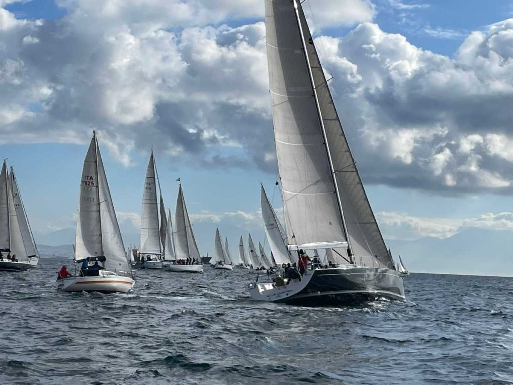 Velalonga 2025 nel Golfo di Napoli: due giorni di vela, solidarietà e cultura del mare