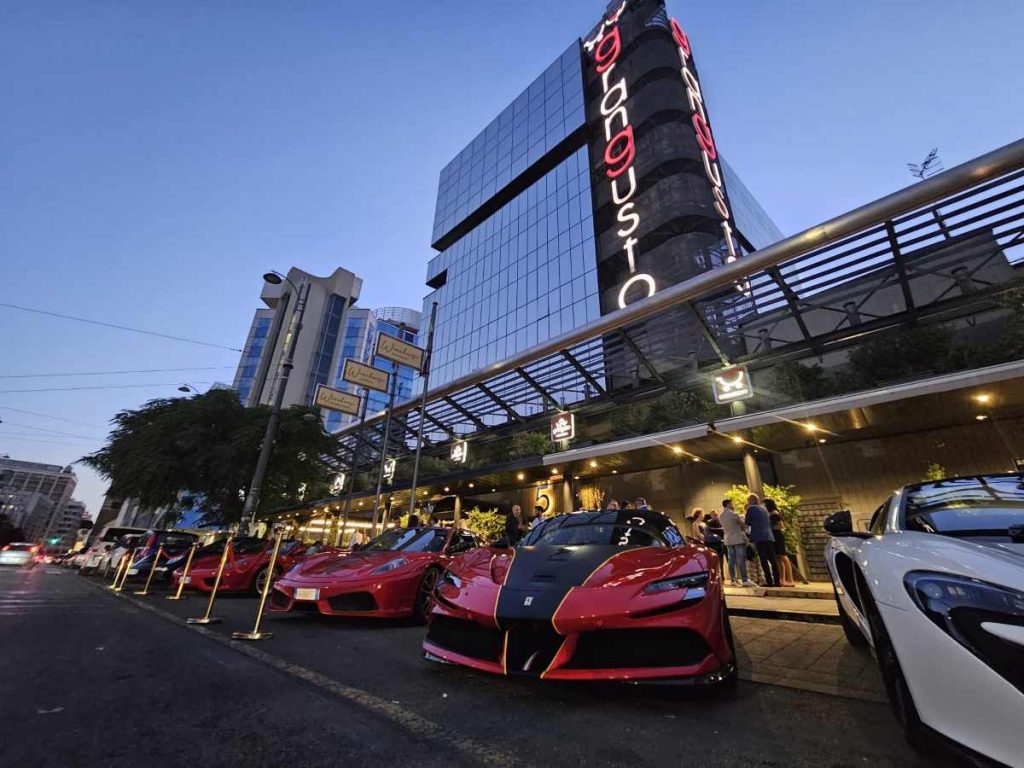 Motors&Flavours: a Napoli supercar e cucina gourmet tra Ferrari, Lamborghini e sapori d’autore