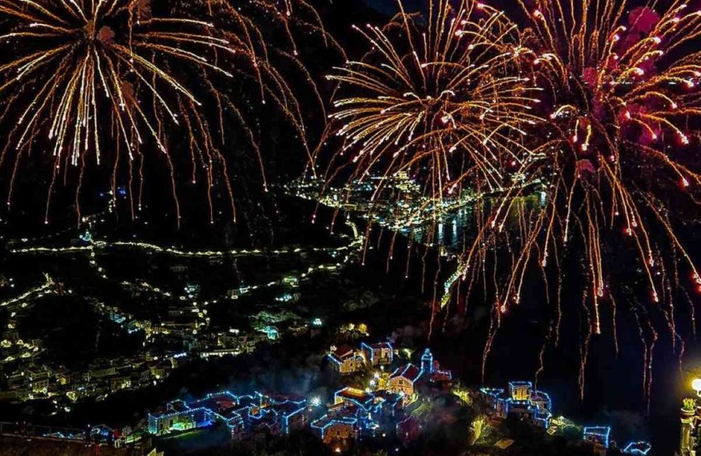 Ravello, l’Incendio del borgo illumina Torello: spettacolo di luci, fuochi e tradizione