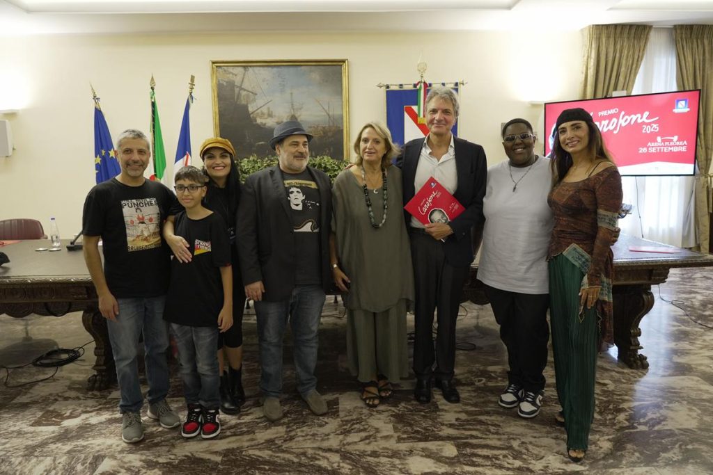 Premio Carosone 2025 all’Arena Flegrea: omaggio a De Simone, Pino Daniele, De André, Bruni e Murolo