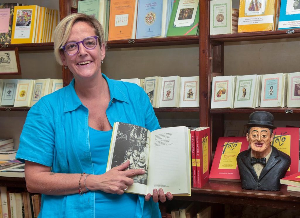 Il Principe Poeta: omaggio a Totò nella ‘sua’ piazzetta con la nipote Elena Anticoli De Curtis
