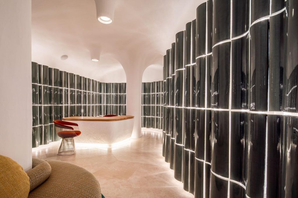 Cottovietri al Cersaie 2025: tradizione artigiana, design contemporaneo e ricerca materica