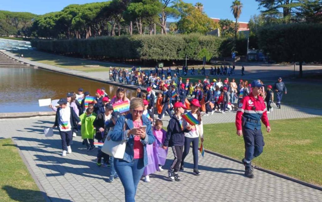 La scuola elementare Giacomo Leopardi Doria marcia sotto la bandiera della pace