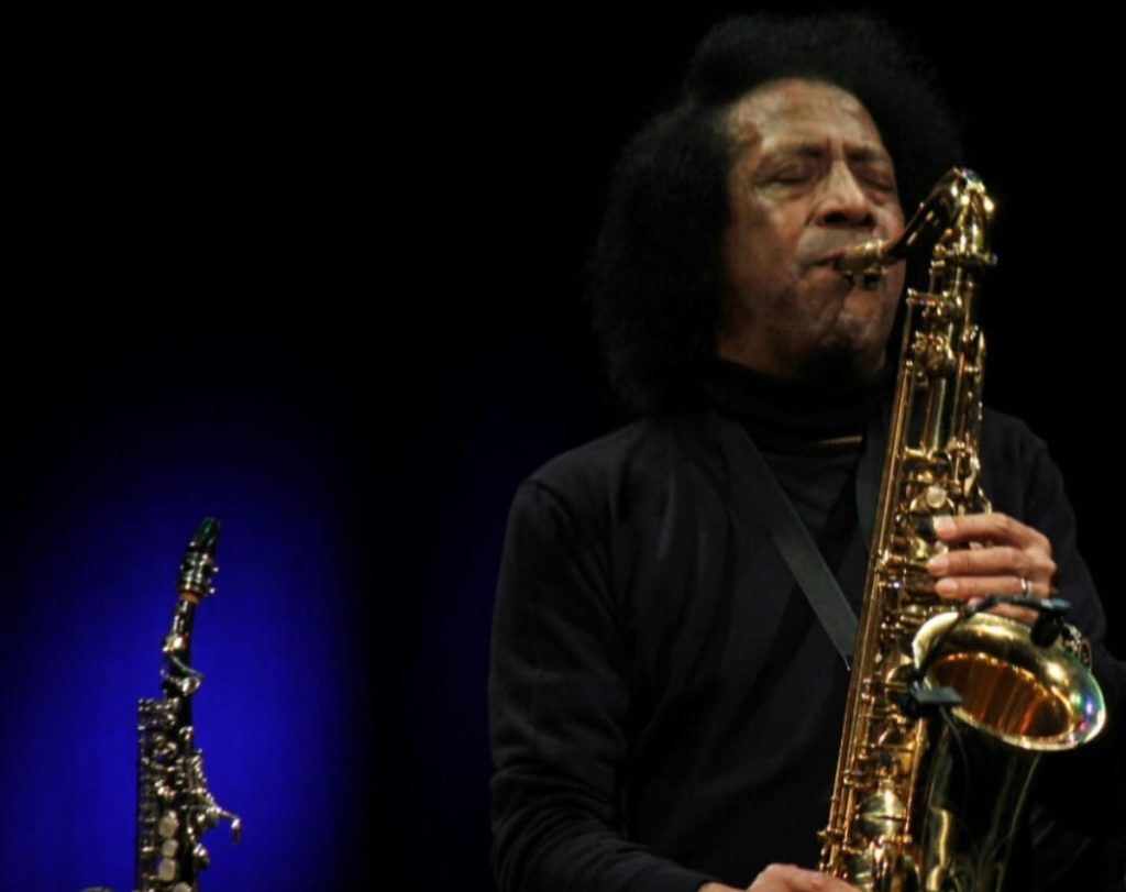 Quando il sax diventa preghiera: Napoli dice addio a James Senese