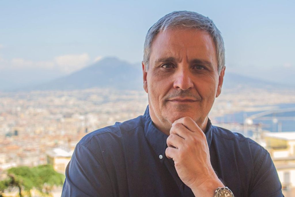 Maurizio de Giovanni al Conservatorio: ‘Partire o lasciare’, concerto per il Commissario Ricciardi