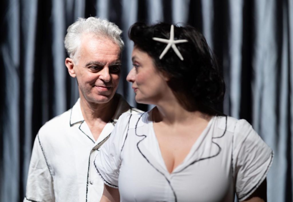 Totale al Piccolo Teatro Bellini: Pier Lorenzo Pisano tra memoria e oggetti che raccontano una vita