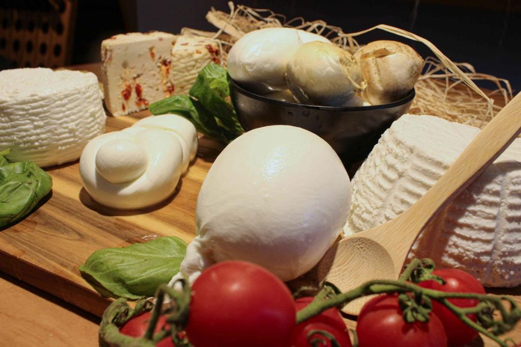 Mozzarella di Bufala Affumicata con Paglia di Grano: la tradizione ritrovata di Tenuta del Lago