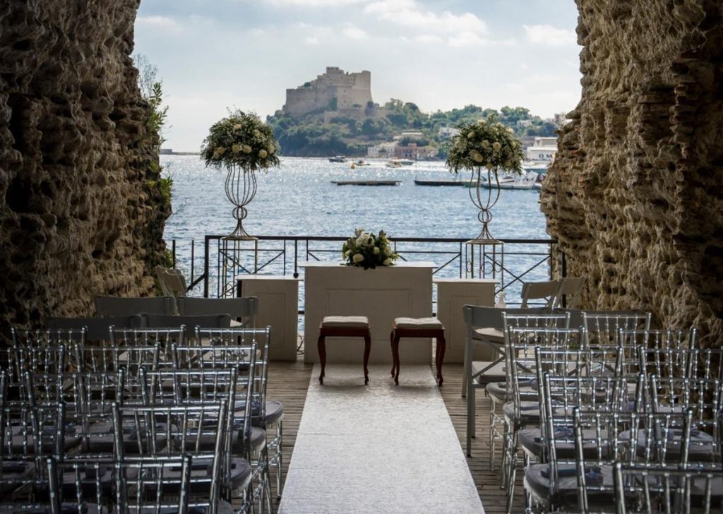 Natale tra le rovine romane: nei Campi Flegrei trionfa il matrimonio archeologico