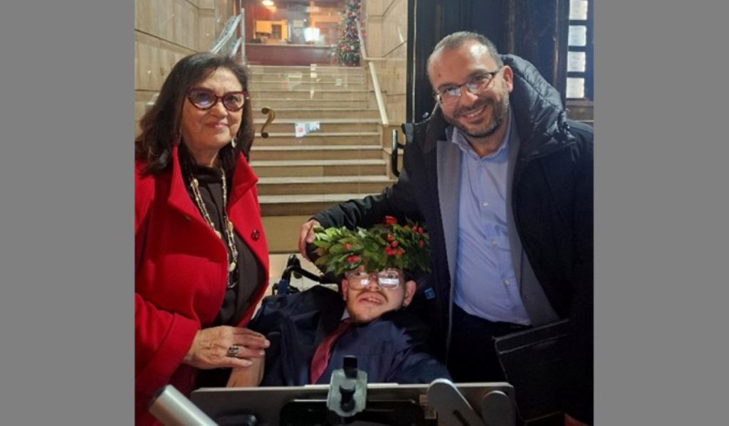 Quando la voce nasce dagli occhi: Andrea Visciano si laurea oltre ogni limite