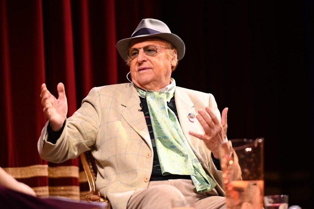 Renzo Arbore racconta la sua Napoli al Trianon Viviani: musica e identità di una città senza tempo