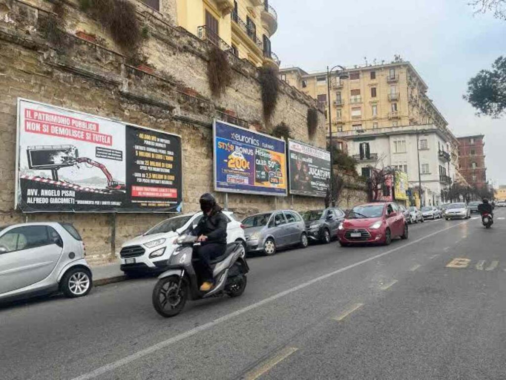 Napoli, pubblicità esterna: scontro tra imprese e Comune sulle superfici, ‘spariti’ 43 mila mq.