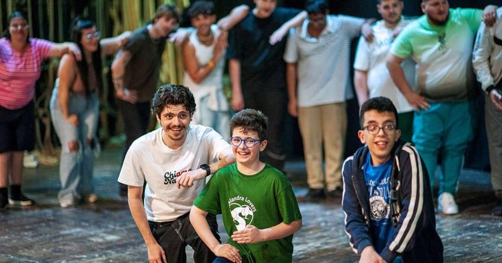 Arrevuoto compie 20 anni: in scena al Teatro San Ferdinando ‘Sospesi tra le stelle’ con 100 giovani