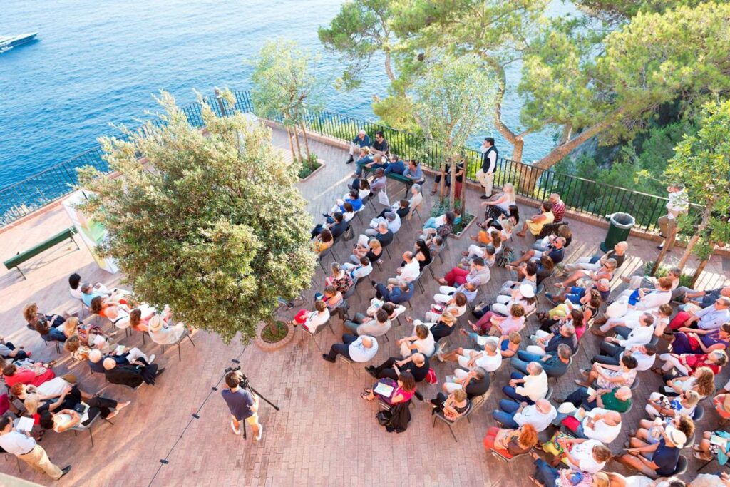 Le Conversazioni 2026 a Capri: ventennale con Brokken, De Giovanni, Gardini, Oldroyd, Reza e Siti