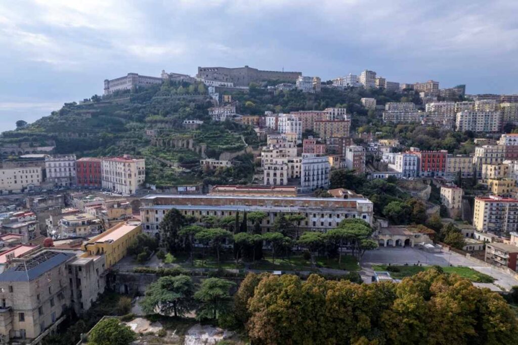 La Santissima è Fuori: l’estate culturale di Napoli tra concerti, festival, teatro e rigenerazione urbana
