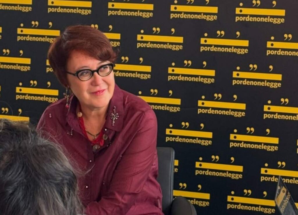 Antonella Cilento presenta ‘La fabbricante di isole’ (Bottega Errante Edizioni) alla Feltrinelli di Napoli