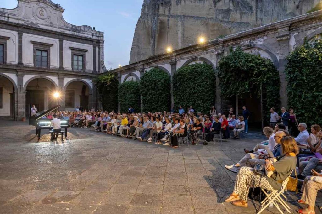 Napoli, musica e poesia alla Certosa di San Martino: ‘Le Voci di Sopra’ tra Phoné e Notturni