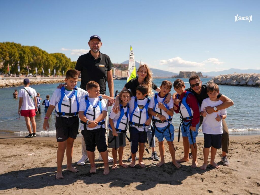 Sport e inclusione a Napoli: sette campioni olimpici portano i ragazzi delle periferie in mare