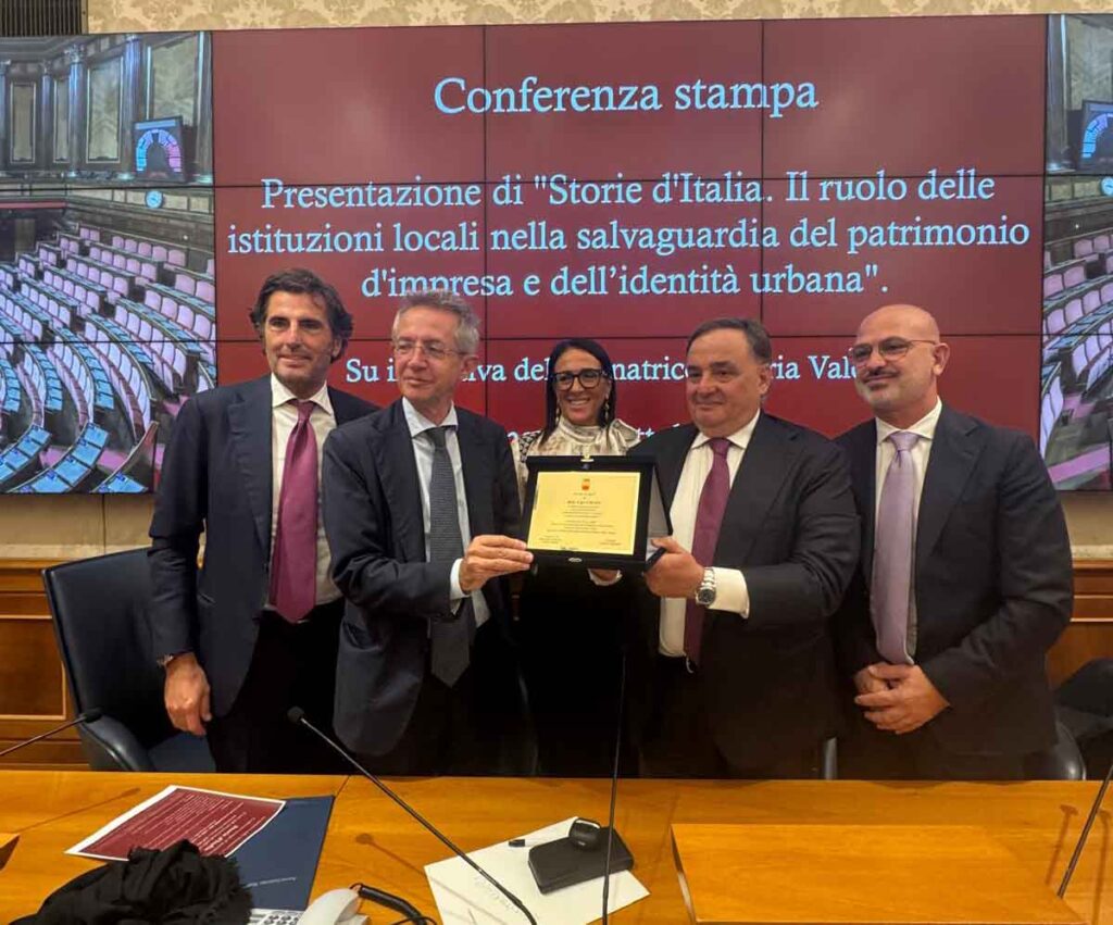 Targa del Comune a Ugo Cilento, presidente de ‘I Centenari’. per la tutela delle imprese storiche