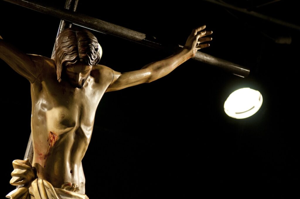 ‘Il teatro e il suo doppio’ di Pino Miraglia al Museo Diocesano: fotografia, rito e memoria nel SàFF