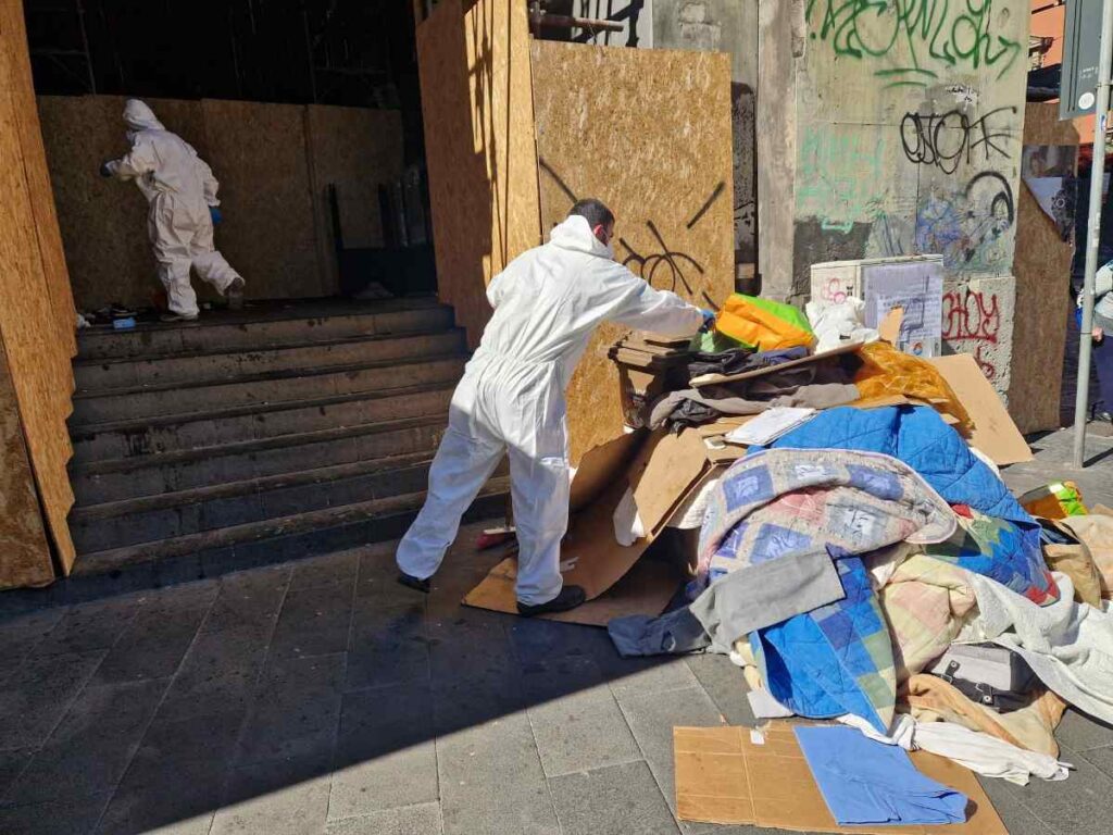 Galleria Principe di Napoli, porticato ripulito e sanificato: ripristinato il decoro per il restauro